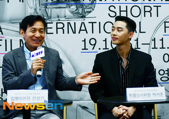Actor Ahn Sung-ki and Park Seo-joon met again through the short film festival after the movie Lion.Ahn Sung-ki and Park Seo-joon, who had a topic of bromance chemistry through the movie Lion released in July, were reunited as commission and special judges at the Film Festival.It turned out that this was done with an impromptu proposal by Ahn Sung-ki, who has led the Film Festival for 17 years.I told you to do it together, but Park Seo-joon was readily allowed, said Ahn Sung-kiAhn Sung-ki said he proposed Park Seo-joon as chairman of the special screening committee during the stage greeting of the movie Lion.Ahn Sung-ki said, It is included that the commission is doing well with the special judges. I was worried about who to take as a judge this year. I do not want to contact you now while I am going to the Lion stage. he recalled at the time. Park Seo-joon readily accepted the proposal of presidential candidate Ahn Sung-kiPark Seo-joon said that the experience of the special judges is a good opportunity for him and a burdensome place. Park Seo-joon said, Is it a level I can judge?I thought first, but I do not have many opportunities to get to know Cinema16: American Short Films often while I am active.But I am grateful for your request because I think it will be an opportunity to get to know many Cinema16: American Short Films while playing the movie Lion with Ahn Sung-ki Park Seo-joon said, I was transferred from COEX Megabox exactly. I was so grateful for the proposal, but the examination was very burdensome and I was worried about that part.I am very good, and I appreciate the offer, thinking it was a chance to see a lot of short stories and to have a new perspective, so I was able to do it with pleasure, but the worry is that the examination is part of it.But I am trying to do it with my sincerity. Park Seo-joon said, The examination seems to come to me in a different sense.I think I should judge the movies as objectively as possible from my standards.  I am now known to the public because of many opportunities, but I think there are a lot of actors who are preparing like me before that.Cinema16: I am thinking about how to review the American Short Films as a standard to create encouragement and opportunities with the help of many actors to be recognized and informed. I got a great help for myself, and thank you for participating in it, and I did not see it after the movie was released, but it is good to see my face at this opportunity, said Ahn Sung-kiMeanwhile, the 17th Asiana International Short Film Festival will be held from October 31 to November 5 at Cinecube Gwanghwamun and Complex Cultural Space Emu.Park Beautiful / Jang Gyeong-ho