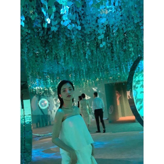 A behind-the-scenes photo of the exhibition by Actor Kim Tae-ri has been released.Kim Tae-ri agency Jay-Wide Company official Instagram on September 25 Kim Tae-ri Actors elegance full of hot behind-the-scenes cut came.White Dress and Tarry Actors meeting is atmosphere UP! Beauty UP! Please store it in your heart. Inside the picture was Kim Tae-ri, who wore a white dress and handed over her head to add an elegant charm; Kim Tae-ri produced an alluring aura with red lip.Kim Tae-ris dissipating small face size catches the eye.The fans who responded to the photos responded such as I love you sister, It is really beautiful and My sister is healing.delay stock