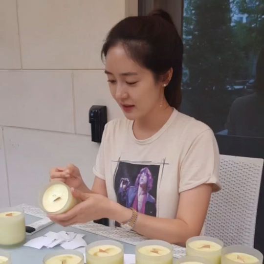 Fin.K.L Sung Yu-ri boasted an extraordinary dexterity.Sung Yu-ri posted a video on his Instagram on September 25 with Hashtag, # Friends #Gift # Thank you # I love you.In the public footage, Sung Yu-ri is carefully making candles, and the fairy visuals and simple appearances that have been around for years make viewers admire.Park So-hee