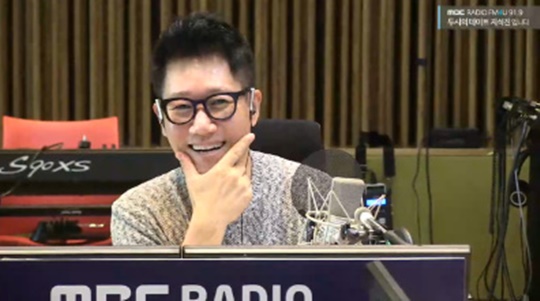 Ji Suk-jin took listeners navels with a guest, not a DJ.On September 25, MBC FM4U 2 oclock date Ji Suk-jin, the broadcaster Ji Suk-jin appeared as the guest of Hook Invitation before getting off DJ.Ji Suk-jin said, I always sit in the DJ seat and when I come to the invitation, my head is so bright. Above all, it is so funny that special DJ Kim In-seok and Kim Tae-jin are up.Im the last one this week. Ive been on the show, but I havent been able to respond to the listeners.My successor is Ahn Young-mi and Musi, and I hope to cheer a lot. Kim In-seok said, Its really a big man. I think itll be annoying if I am like it. Ji Suk-jin said, I can meet again.My heart is so sad, but I do not have tears, so I do not think I will shed tears. Kim In-seok, who listened to this, said, I will bet on the crying, and Kim Tae-jin said, I will bet on it.Kim Tae-jin said, Recently, Ji Suk-jin has played a big role in Running Man. I heard that he had a hard time practicing with Apink during the 9th anniversary fan meeting.Is there a back story? asked Ji Suk-jin, Thank you so much for Apink. I loved the song. Its been well-singed. Theres a lot of my part.As soon as I heard it, the song was good, but the recording was not at once. One listener texted: Ji Suk-jin is too long, whats the secret during that time? Ji Suk-jin said: I think Im in the middle of it, too.I am surprised to meet my friends. They are friends who act as bosses in the company.Ji Suk-jin said: I work with young friends, so didnt you have a hairstyle like a young person, but managing not to gain weight.I do not exercise well and I do not eat well in late hours. Kim In-seok wondered, How does Ji Suk-jin relieve stress? Ji Suk-jin said, I had an obscure time, too.When things didnt work out a little bit, I didnt say, I should try a little more, but I thought the world was wrong, so I kept my confidence.Ji Suk-jin is not authoritative when dealing with juniors, that seems to be a good thing, Kim said.Ji Suk-jin said, I have never said to my juniors, Why do not you say hello? I have never been authoritative.But I have never done my best and done well. Ji Suk-jin said, One day Yang Se-chan said he was sad, he forgot that I met him and said, How are you doing these days?I do not give too much affection to one person, so there is no stress. han jung-won