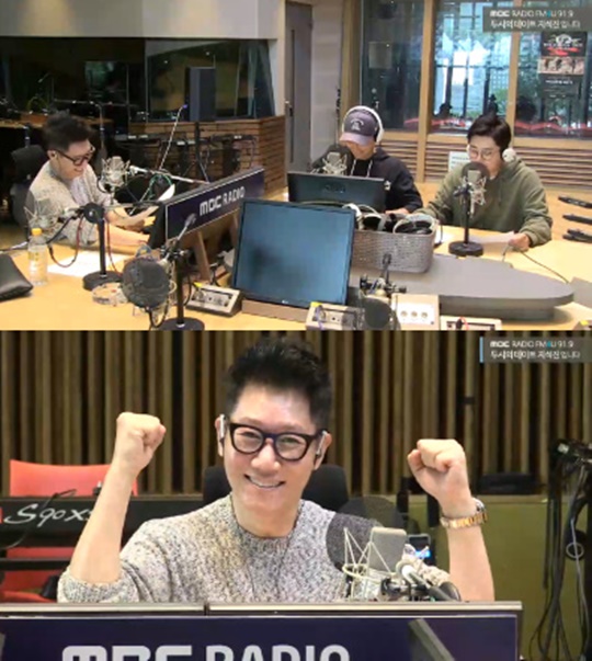Ji Suk-jin took listeners navels with a guest, not a DJ.On September 25, MBC FM4U 2 oclock date Ji Suk-jin, the broadcaster Ji Suk-jin appeared as the guest of Hook Invitation before getting off DJ.Ji Suk-jin said, I always sit in the DJ seat and when I come to the invitation, my head is so bright. Above all, it is so funny that special DJ Kim In-seok and Kim Tae-jin are up.Im the last one this week. Ive been on the show, but I havent been able to respond to the listeners.My successor is Ahn Young-mi and Musi, and I hope to cheer a lot. Kim In-seok said, Its really a big man. I think itll be annoying if I am like it. Ji Suk-jin said, I can meet again.My heart is so sad, but I do not have tears, so I do not think I will shed tears. Kim In-seok, who listened to this, said, I will bet on the crying, and Kim Tae-jin said, I will bet on it.Kim Tae-jin said, Recently, Ji Suk-jin has played a big role in Running Man. I heard that he had a hard time practicing with Apink during the 9th anniversary fan meeting.Is there a back story? asked Ji Suk-jin, Thank you so much for Apink. I loved the song. Its been well-singed. Theres a lot of my part.As soon as I heard it, the song was good, but the recording was not at once. One listener texted: Ji Suk-jin is too long, whats the secret during that time? Ji Suk-jin said: I think Im in the middle of it, too.I am surprised to meet my friends. They are friends who act as bosses in the company.Ji Suk-jin said: I work with young friends, so didnt you have a hairstyle like a young person, but managing not to gain weight.I do not exercise well and I do not eat well in late hours. Kim In-seok wondered, How does Ji Suk-jin relieve stress? Ji Suk-jin said, I had an obscure time, too.When things didnt work out a little bit, I didnt say, I should try a little more, but I thought the world was wrong, so I kept my confidence.Ji Suk-jin is not authoritative when dealing with juniors, that seems to be a good thing, Kim said.Ji Suk-jin said, I have never said to my juniors, Why do not you say hello? I have never been authoritative.But I have never done my best and done well. Ji Suk-jin said, One day Yang Se-chan said he was sad, he forgot that I met him and said, How are you doing these days?I do not give too much affection to one person, so there is no stress. han jung-won