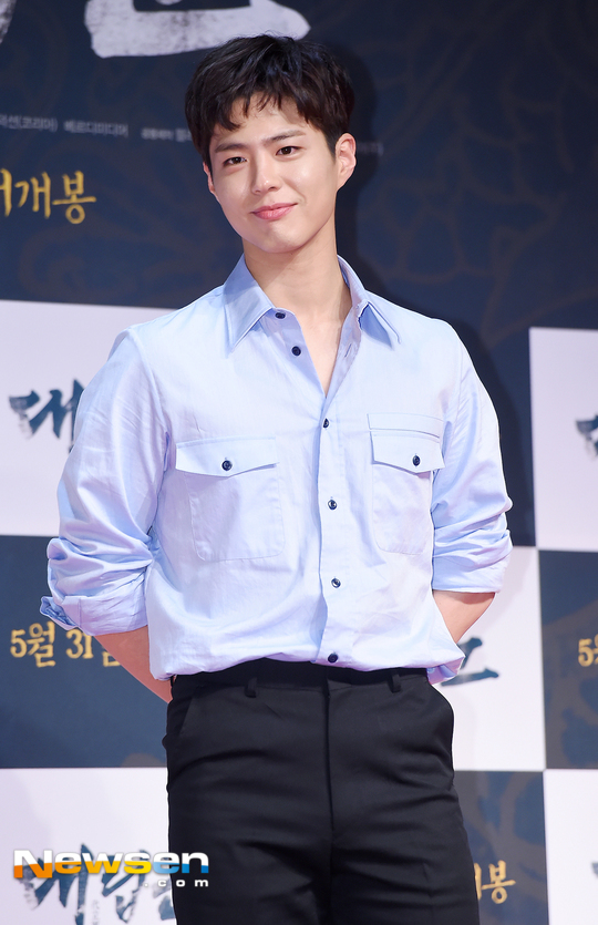 Will Park Bo-gum Bae Suzy co-work in one piece?Actor Park Bo-gums agency official said on September 25, We are positively reviewing the proposal for the movie Wonder Park (director Kim Tae-yong).Wonder Park is a new film directed by Kim Tae-yong after the movie Manchu (2011).The role Park Bo-gum was offered is boyfriend in the role that Bae Suzy is reviewing.In addition to Bae Suzy, actor Choi Woo-sik and Kim Tae-yongs wife, Tangway, are also considering appearing.Meanwhile, Park Bo-gum is currently in the midst of filming the film Seobok (directed by Lee Yong-ju) at the end.bak-beauty