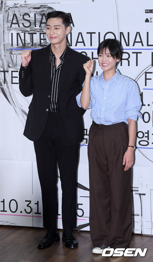 Park Seo-joon and Ju Bo-young, special judges, have photo time.
