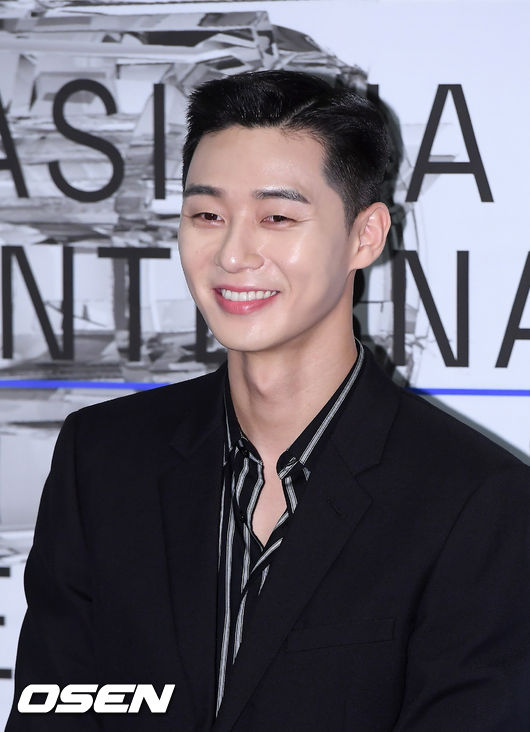 Park Seo-joon, a special reviewer, has photo time.