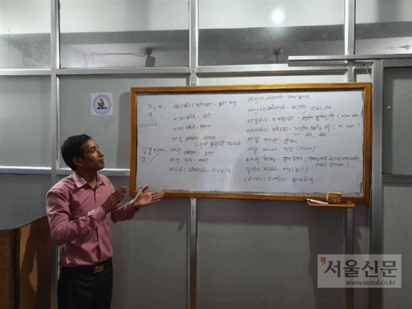 포카라의 한국어 학원의 원장이자 한국어 강사인 슈만 타파가 강의실에서 서울신문 기자에게 한국어 수업 방식을 소개하고 있다.카트만두 기민도 기자 key5088@seoul.co.kr
