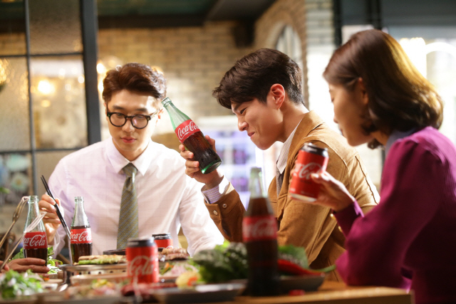 Coca-Cola - Coca-Colas new campaign Coke & Meal AD shooting scene that has conveyed the excitement of everyday life for 130 years.Park Bo-gums special and exciting Haru is open to the public, including enjoying a nighttime with family members from a dinner party with company colleagues.In the evening with the family, Chicken presented a perfect combination of Chicken and Coca-Cola with a thrilling Coca-Cola.This makes the viewer want to enjoy a delicious and special meal by handing Coca-Cola - Coca-Cola with their loved ones.In addition, Park Bo-gum is the back door that he has been filming with a more intimate and energetic appearance, such as giving coca-cola - coca-cola to his fellow actors throughout the shooting and creating a warm atmosphere.Park Bo-gum delivers a thrilling Coca-Cola-Coca-Cola with loved ones in the gourmet season autumn through Coca-Cola-Colas Coke & Meal TV AD released on the 6th, and conveys a message that all the delicious moments together will bring each other closer.Coca-Cola - Park Bo-gum, who has a thrilling charm like Coca-Cola, is busy with his next film, Seobok, directed by Lee Yong-ju.Coca-Cola - Coca-Cola, who has been conveying the excitement of the daily life of the world for 130 years, is a coffee coca-cola - Coca-Cola that wakes up the languid afternoon by adding coffee to Coca-Cola in March, and a coca-cola - Coca-Cola in May. Coca-Cola Frozen is a product that reflects consumer needs every year and is attracting industry and consumer attention.In addition, Coca-Cola - Coca-Cola has been steadily loved by consumers through various events as well as sensual video AD containing the excitement of only Coca-Cola.