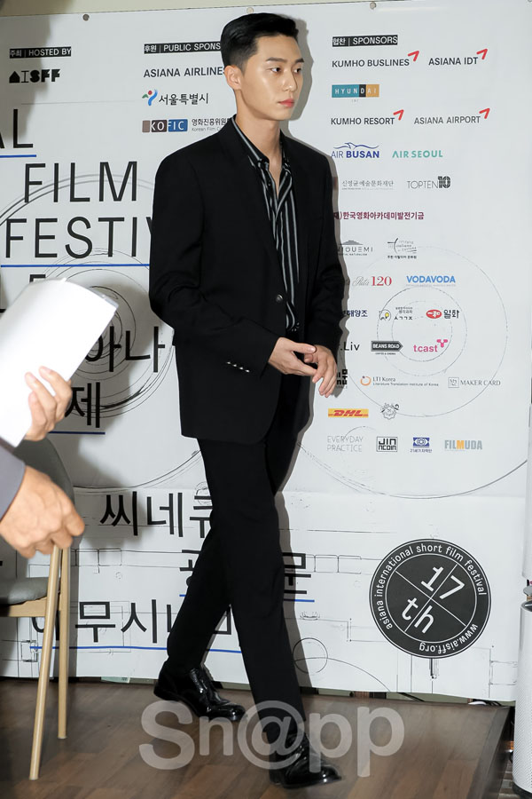 On the day of the ceremony, Ahn Sung-ki, chairman of the executive committee, Jang Jun-hwan, chairman of the judging committee, Park Seo-joon, special judging committee member Ju Bo-young,Meanwhile, the 17th Asiana International Short Film Festival is the largest international competition Cinema16: American Short Films festival in Korea, which promotes the popularization of Cinema16: American Short Filmss and the distribution of Cinema16: American Short Filmss.It will be held from October 31 to November 5 at Cinecube Gwanghwamun and Complex Cultural Space Emu for 6 days.Written by Park Ji-ae, a photo of a fashion webzine,