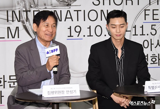 At the Asiana International Short Film Festival, the Ahn Sung-ki Commission told the story of asking Park Seo-joon, an actor who was with the movie Lion last summer, to a special judge.Ahn Sung-ki Commission, Jang Jun-hwan, Judge, Park Seo-joon Special Judge, Ju Bo Young Special Judge, and Ji Se-yeon Programmer attended the ceremony.On this day, Ahn Sung-ki watched the appearance of Park Seo-joon and laughed, Do not you remember last summer?I have been meeting Mr. Seo-joon for a long time and it is really good, but in the meantime, Mr. Seo-joon seems to be having a very busy time saying whether he continues to shoot drama again. One of the commissions work includes a good judge, he said. This year I was worried about who should be a judge.When I went to the Lion stage greetings together, I asked Park Seo-joon to do it together and I am really grateful for participating together. Park Seo-joon, who listened to this, responded with a smile, I was going to go over the exact COEX Megabox.I am grateful for the proposal, but I was worried about it because the examination was burdened. I am really good.I am really grateful for the proposal because I think it is an opportunity to see a lot of short stories and open a new perspective. I am trying to do my best. A total of 5752 entries from 118 countries were exhibited in this years competition. Among them, 54 entries from 35 countries were selected in the international competition, 15 entries in the domestic competition, and 6 entries in the new film maker category.The opening film is Bermuda, a Swedish short film directed by Eric Barolin, and The Raiders, a South African short film directed by Greg Rom.The 17th Asiana International Short Film Festival will be held at Cinecube and Complex Cultural Space Emu for six days from October 31 to November 5.