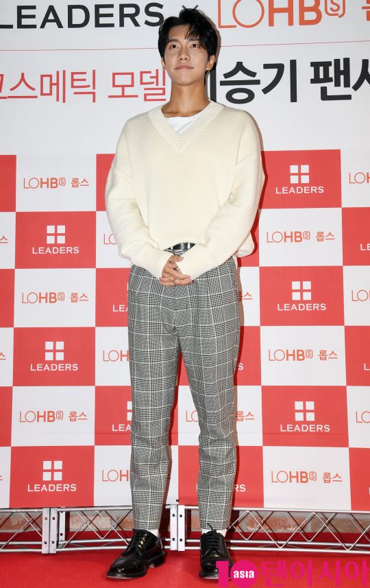 Actor Lee Seung-gi poses at the Lee Seung-gi fan signing ceremony, a model held at the Seoul Itaewon-dong LOHBs store on the afternoon of the 26th.