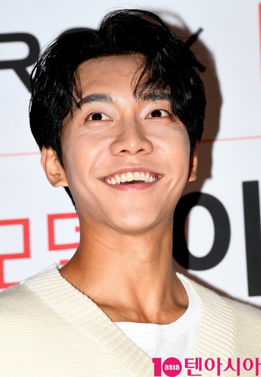 Actor Lee Seung-gi poses at the Lee Seung-gi fan signing ceremony, a model held at the Seoul Itaewon-dong LOHBs store on the afternoon of the 26th.