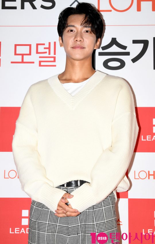 Actor Lee Seung-gi poses at the Lee Seung-gi fan signing ceremony, a model held at the Seoul Itaewon-dong LOHBs store on the afternoon of the 26th.