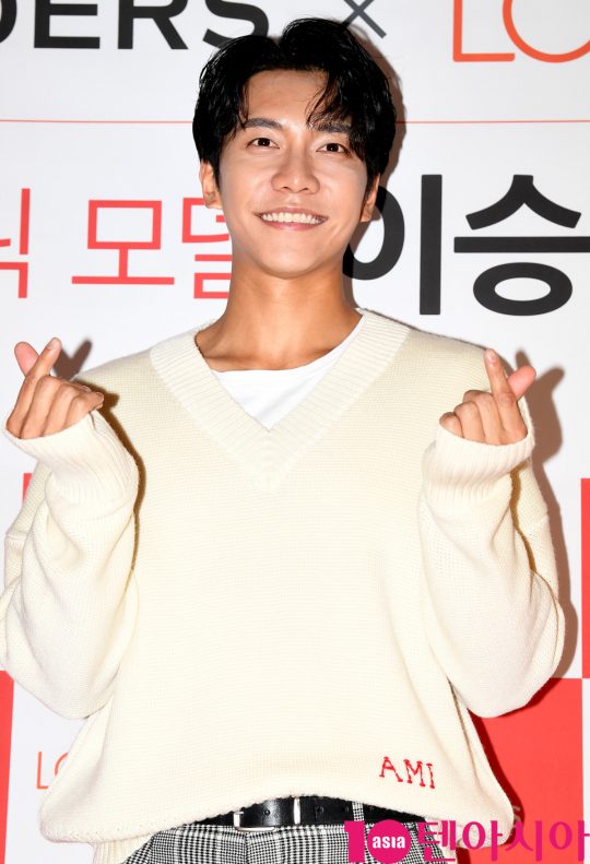 Actor Lee Seung-gi poses at the Lee Seung-gi fan signing ceremony, a model held at the Seoul Itaewon-dong LOHBs store on the afternoon of the 26th.