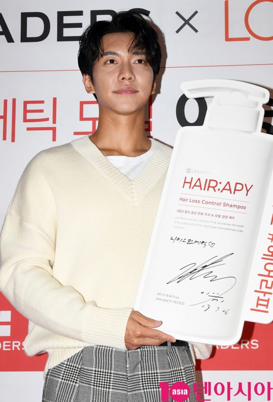 Actor Lee Seung-gi poses at the Lee Seung-gi fan signing ceremony, a model held at the Seoul Itaewon-dong LOHBs store on the afternoon of the 26th.