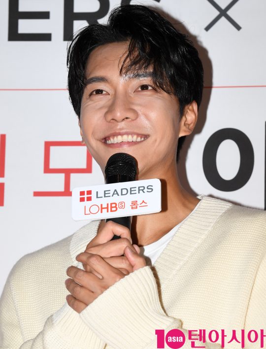 Actor Lee Seung-gi is attending the Lee Seung-gi fan signing ceremony held at the Robs store in Itaewon-dong, Seoul on the afternoon of the 26th.