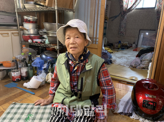 24일 서울 성북구 월곡동 자택에서 만난 장선순(79)씨. 그는 4년 간 폐지를 모아 번 돈 60여만원을 주민센터에 기부했다. (사진=황현규 기자)