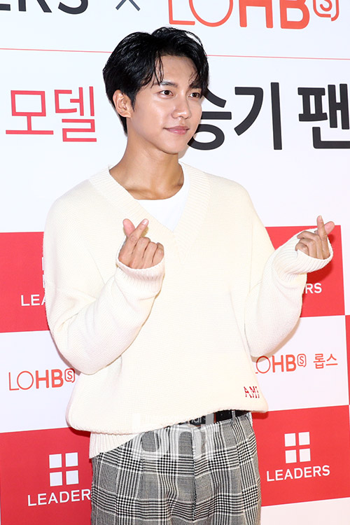 Actor Lee Seung-gi attends the Leaders Cosmetics, Model Lee Seung-gi Fan Signing held at the beauty lab of Seoul Yongsan District LOHBs Itaewon branch on the afternoon of the 26th.news report