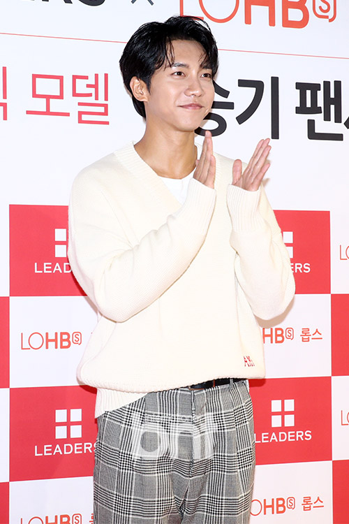 Actor Lee Seung-gi attends the Leaders Cosmetics, Model Lee Seung-gi Fan Signing held at the beauty lab of Seoul Yongsan District LOHBs Itaewon branch on the afternoon of the 26th.news report