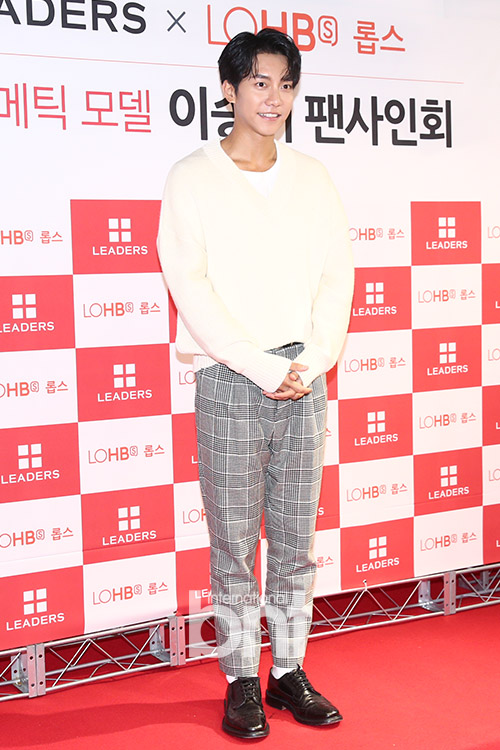 Actor Lee Seung-gi attended the Leaders Cosmetics, Model Lee Seung-gi Fan Signing held at the beauty lab of Seoul Yongsan District LOHBs Itaewon branch on the afternoon of the 26th.news report