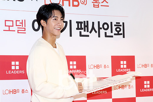 Actor Lee Seung-gi is signing a signing ceremony at the Leaders Cosmetics, Model Lee Seung-gi Fan Signing held at the beauty lab of Seoul Yongsan District LOHBs Itaewon branch on the afternoon of the 26th.news report