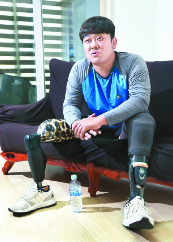 하재헌 중사가 하남 미사리 조정 대표선수 숙소에서 중앙일보와 인터뷰를 하고 있다. 하 전 중사는 2015년 북한의 지뢰 도발로 두다리를 잃고 전역했다. 최승식 기자