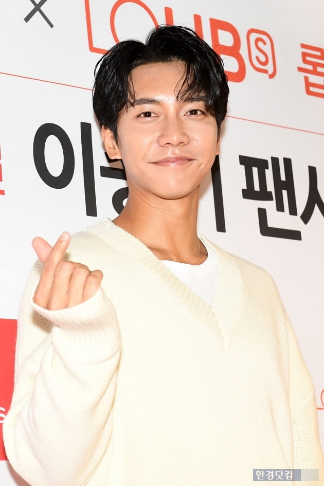 Singer and Actor Lee Seung-gi attended the Leaders Cosmetic fan signing ceremony held at Seoul Itaewon-dong LOHBs Itaewon store on the afternoon of the 26th.