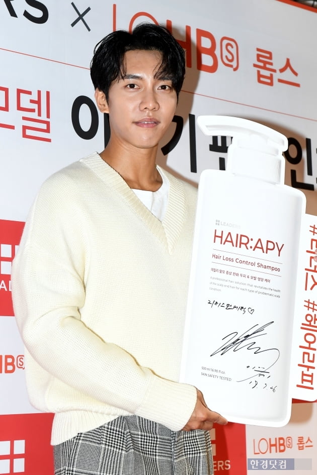 Singer and Actor Lee Seung-gi attended the Leaders Cosmetic fan signing ceremony held at Seoul Itaewon-dong LOHBs Itaewon store on the afternoon of the 26th.