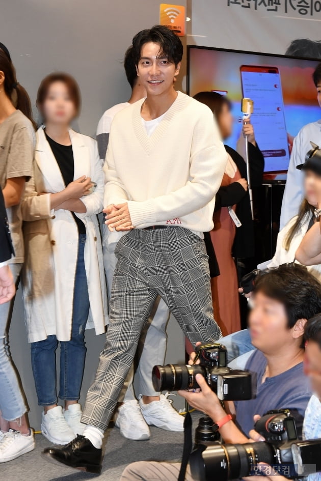 Singer and Actor Lee Seung-gi attended the Leaders Cosmetic fan signing ceremony held at Seoul Itaewon-dong LOHBs Itaewon store on the afternoon of the 26th.