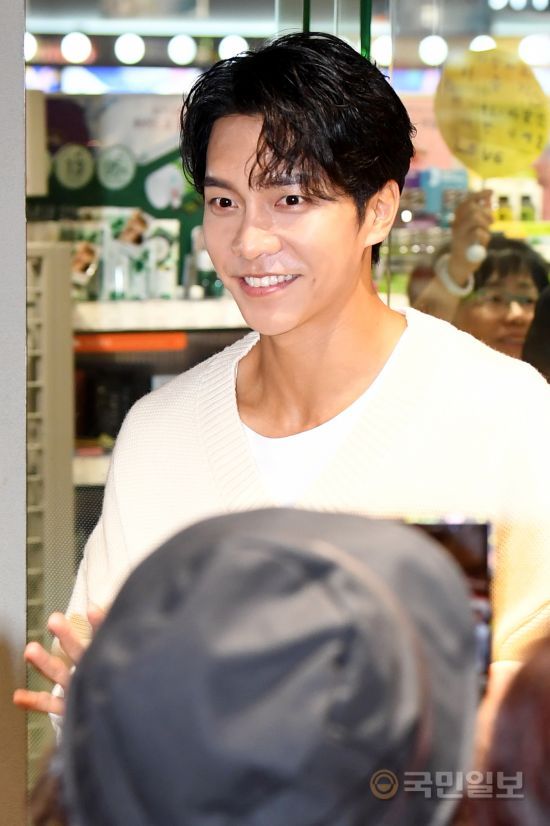Actor Lee Seung-gi is attending the Leader Cosmetics, Model Lee Seung-gi Fan Signing Meeting held at Beauty Lab in Itaewon, Robs, Seoul, on the afternoon of the 26th.