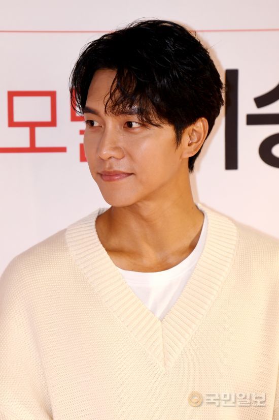 Actor Lee Seung-gi poses at the Leaders Cosmetics, Model Lee Seung-gi Fan Signing Meeting held at the beauty lab of Seoul Yongsan District LOHBs Itaewon branch on the afternoon of the 26th.