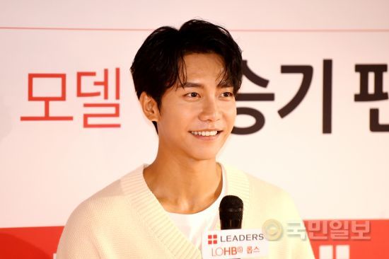 Actor Lee Seung-gi is attending the Leaders Cosmetics, Model Lee Seung-gi Fan Signing Meeting held at the beauty lab of Seoul Yongsan District LOHBs Itaewon branch on the afternoon of the 26th.