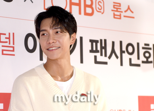 Lee Seung-gi is attending the Liedoskosmatic brand event in Itaewon-dong, Seoul on the afternoon of the 26th.