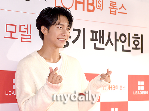 Lee Seung-gi is attending the Liedoskosmatic brand event in Itaewon-dong, Seoul on the afternoon of the 26th.