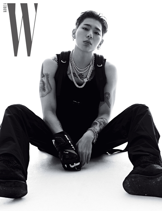 Producers and The Artist Zico (ZICO) has unveiled a chic picture of charisma.In the October issue of the fashion magazine W Korea, Zico captured Sight with a picture with an intense and cool atmosphere.In the picture, Zico showed off his unique aura with intense eyes and chic charm.In the interview, Zico said of his first music album THINKING, I made an album in a way that I talked to and answered.When I wrote a song by typing myself in the third persons Sight, the track naturally gathered. I usually find my music when I want to be excited at a club or party, but I do not want to hear it because I am depressed now.I wanted to show that this album is The Artist who can meet various Feelings. He added his thoughts on his first music album.Meanwhile, Zico plans to unveil its first music album THINKING Part.1 on the 30th and announce THINKING Part.2 in October.pear hyo-ju