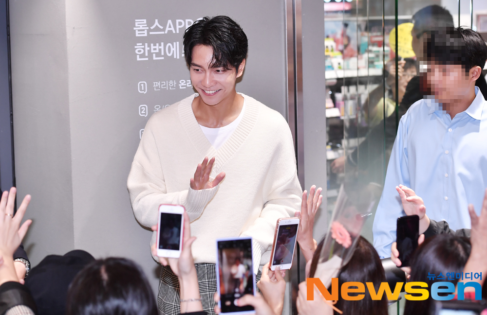 Actor Lee Seung-gi attended a parent cosmetics brand fan signing ceremony in Itaewon, Seoul City Yongsan District, on the afternoon of September 26.expressiveness