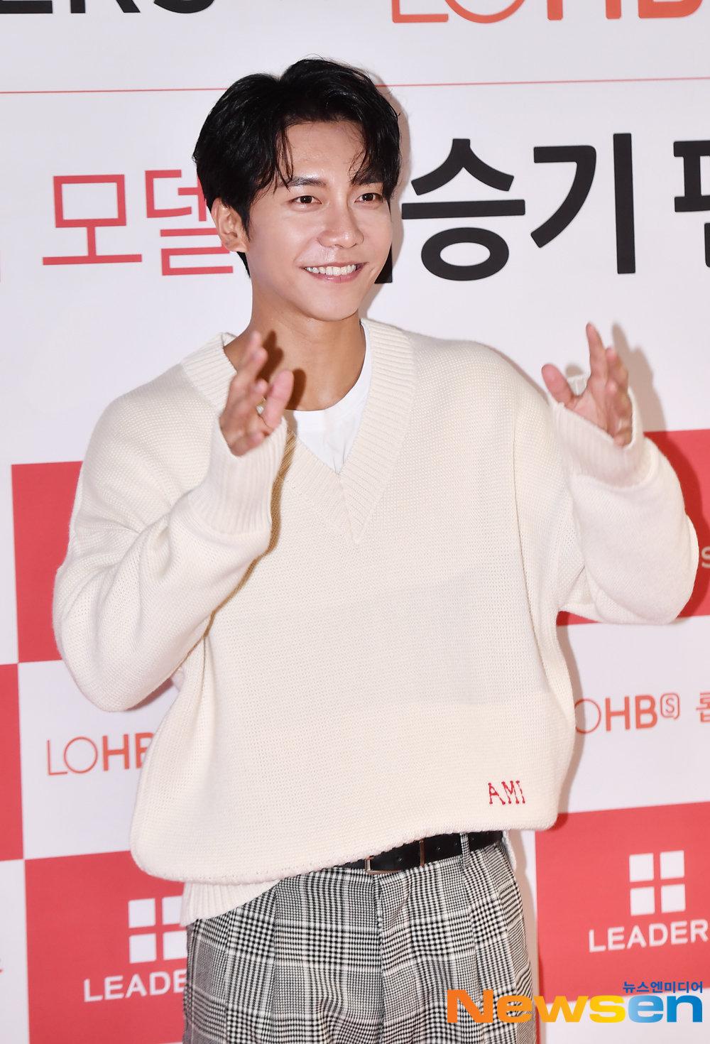 Actor Lee Seung-gi attended a mother cosmetics brand fan signing ceremony held in Itaewon, Seoul City Yongsan District, on the afternoon of September 26.expressiveness