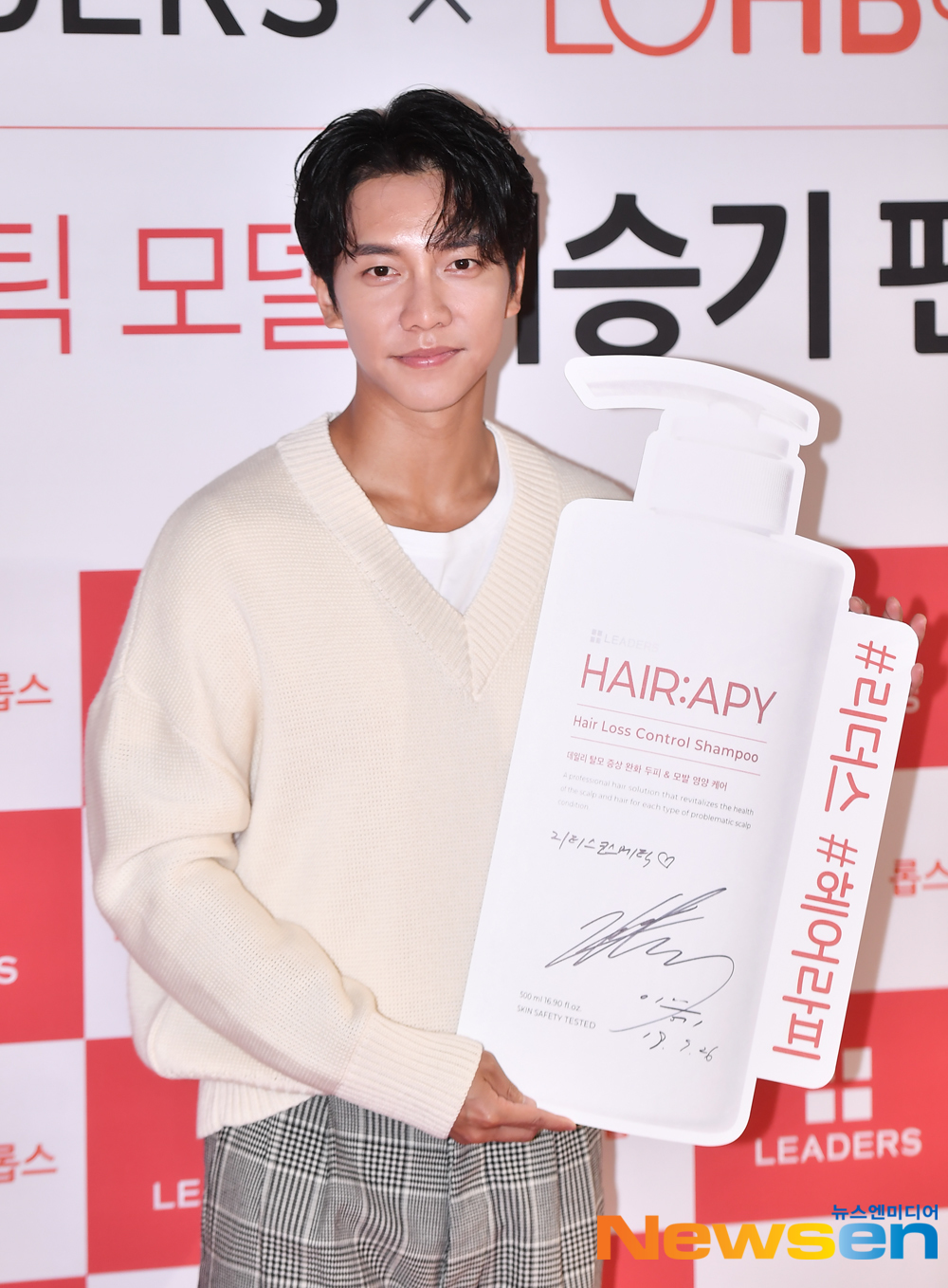 Actor Lee Seung-gi attended a parent cosmetics brand fan signing ceremony in Itaewon, Seoul City Yongsan District, on the afternoon of September 26.expressiveness