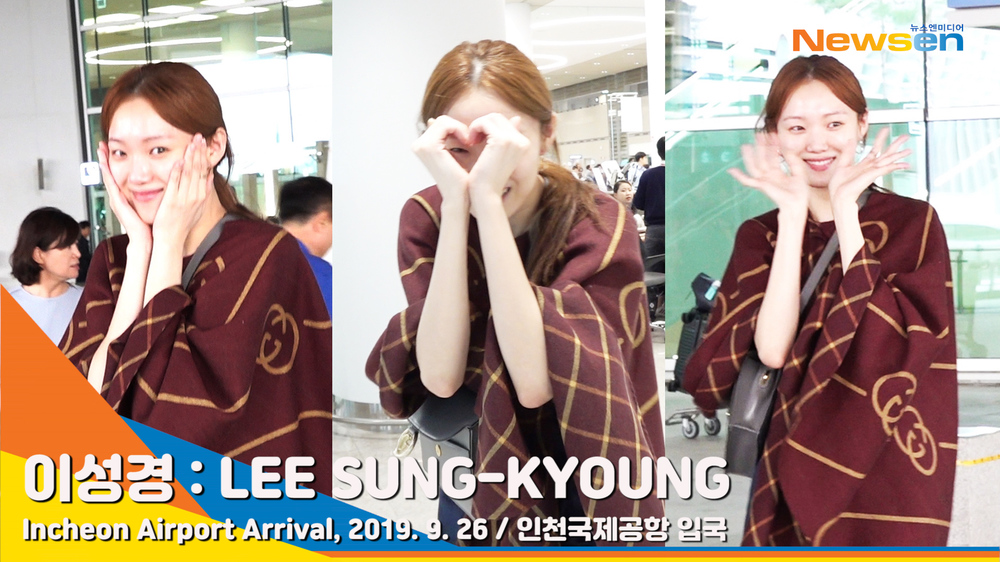 Actor Lee Sung-kyung (LEESUNGKYOUNG) arrived at the Incheon International Airport in Unseo-dong, Jung-gu, Incheon after finishing the schedule of attending the Italian Milan overseas collection on the morning of September 26.#Lee Sung-kyung #LEESUNGKYOUNG #Incheon Airport #Airport Fashion #190926_Entrykim ki-tae