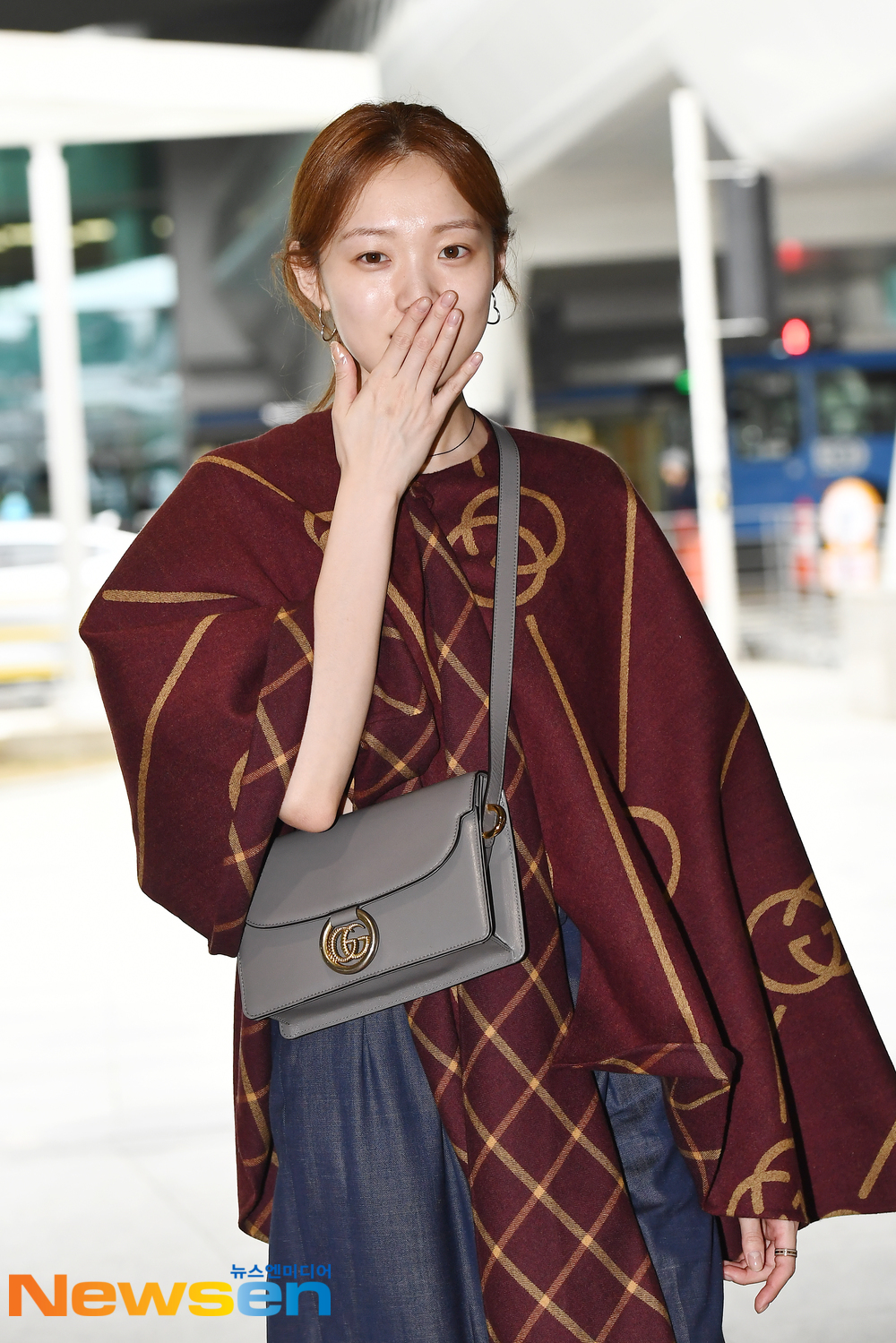 Actor Lee Sung-kyung (LEE SUNG KYUNG) arrives in Milan, Italy after completing his overseas schedule through the Incheon International Airport in Unseo-dong, Jung-gu, Incheon, on the afternoon of September 26.exponential earthquake