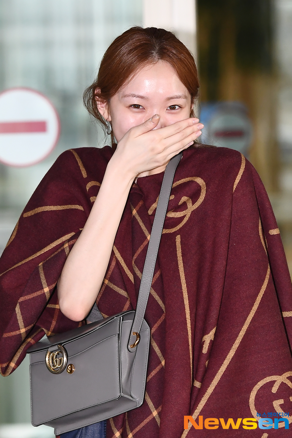 Actor Lee Sung-kyung (LEE SUNG KYUNG) arrives from Milan, Italy, after completing an overseas schedule through the Incheon International Airport in Unseo-dong, Jung-gu, Incheon, on the afternoon of September 26.exponential earthquake