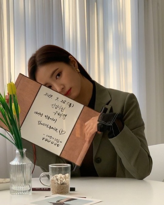 Shin Se-kyungs Celebratory photo sparks Should catch the premiere desirehas released the book.On September 26, actor Shin Se-kyungs agency Tree Ectus Instagram posted two photos with the article Sould catch the premiere until the end with Na Hae-ryung who wants to give praise to the world.Shin Se-kyung in the public photo is taking a charming pose with a epilogue with the article Please join me until the last broadcast.Shin Se-kyung, dressed in Jacket, who has a fall atmosphere, shows off her unchanging beauty and appeals to viewers with a Should catch the premiere.bak-beauty
