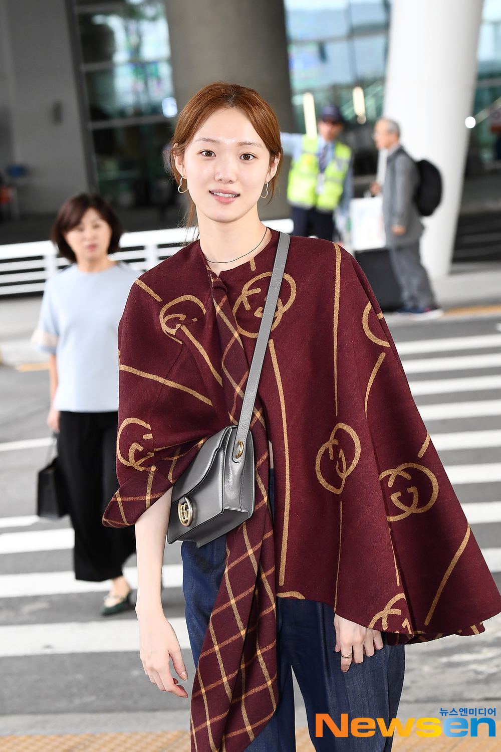Actor Lee Sung-kyung (LEE SUNG KYUNG) arrives from Milan, Italy, after completing an overseas schedule through the Incheon International Airport in Unseo-dong, Jung-gu, Incheon, on the afternoon of September 26.exponential earthquake