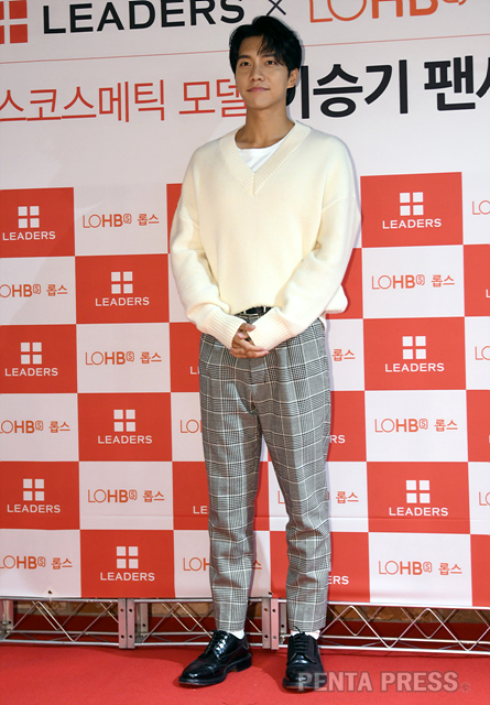 Actor Lee Seung-gi poses at the Leader Cosmetics, Model Lee Seung-gi Fan Signing at the Beauty Lab of Itaewon, Seoul Yongsan District, LOHBs (LOHBs).A novel view of the world -Correction, Deletion, and Other Inquiries