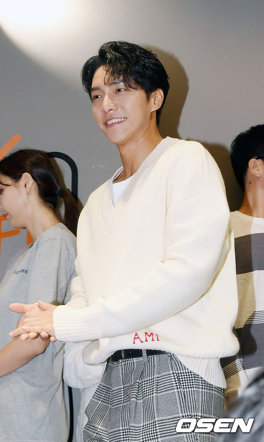 On the afternoon of the 26th, Seoul Yongsan District Mo cosmetics brand Fan signing event was held at the Fan signing event of Actor Lee Seung-gi.Lee Seung-gi poses as he enters the venue.
