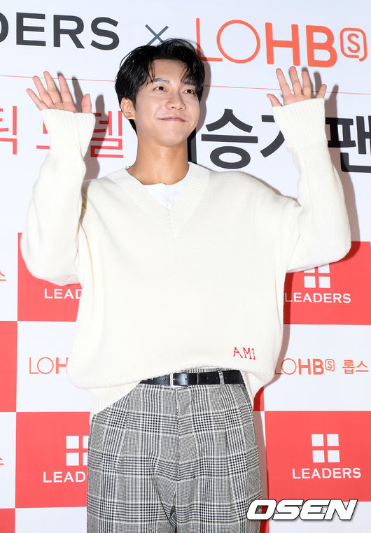 On the afternoon of the 26th, the Fan signing event of Actor Lee Seung-gi was held at the Seoul Yongsan District Cosmetics Brand Fan signing event.Lee Seung-gi poses as he enters the venue.
