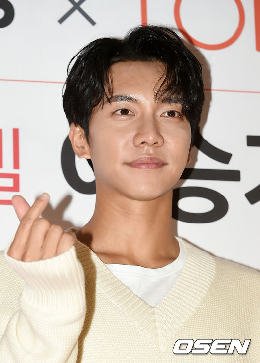 On the afternoon of the 26th, the Fan signing event of Actor Lee Seung-gi was held at the Seoul Yongsan District Cosmetics Brand Fan signing event.Lee Seung-gi poses as he enters the venue.
