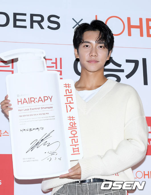 On the afternoon of the 26th, Seoul Yongsan District Mo cosmetics brand Fan signing event was held at the Fan signing event of Actor Lee Seung-gi.Lee Seung-gi poses as he enters the venue.