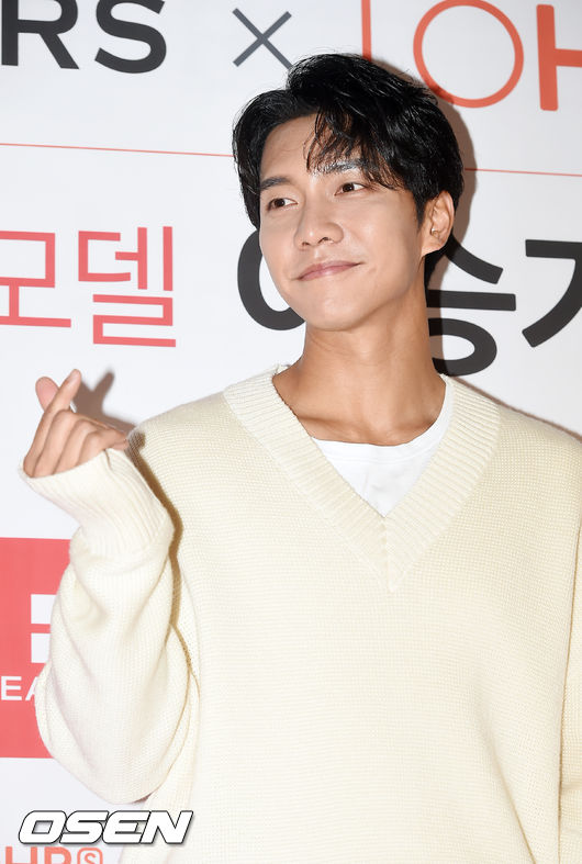 On the afternoon of the 26th, the Fan signing event of Actor Lee Seung-gi was held at the Seoul Yongsan District Cosmetics Brand Fan signing event.Lee Seung-gi poses as he enters the venue.