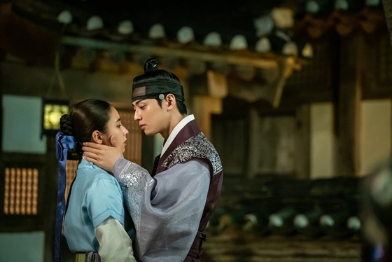Newcomer Rookie Historian Goo Hae-ryung Shin Se-kyung and Cha Eun-woo were spotted sharing a tearful Kiss.The MBC drama The New Entrepreneur Rookie Historian Goe-ryung (playplayed by Kim Ho-soo, directed by Kang Il-soo and Han Hyun-hee) released the mournful images of Rookie Historian Goo Hae-ryung (Shin Se-kyung) and Lee Rim (Cha Eun-woo) on the 26th.They are looking at each other and sharing Kiss, and most of all, they are curious because they have been facing each other in the past 20 years ago and the reality of marriage.Rookie Historian Goo Hae-ryung in the photo, which is then released, eventually pours tears as if he can not control the emotions that are rising.In addition, Irim is watching the night sky with no expression as if he was dissuading his mind toward Na Hae-ryung, and he is interested in what will happen to the love of the two.The last episode of Rookie Historian Goo Hae-ryung, including Rookie Historian Goo Hae-ryung, Lee Rim, will be broadcast today (26th) night, said Rookie Historian Goo Hae-ryung, a new officer. Thank you to the viewers who have spent the last four months I hope you will see how the romance annals of the Harim people will end up until the end. 