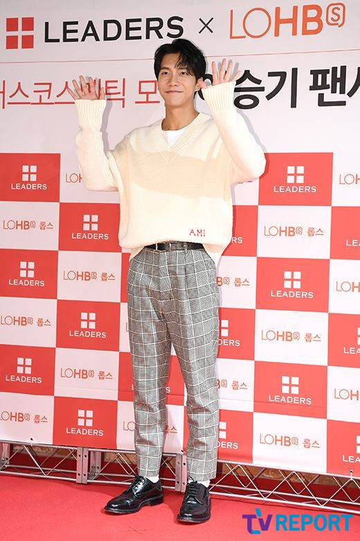 Singer and Actor Lee Seung-gi attended a fan signing ceremony held at Itaewon, Robs, Itaewon-dong, Seoul Yongsan District on the afternoon of the 26th.