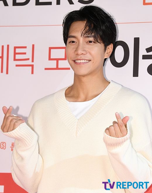 Singer and Actor Lee Seung-gi attends a fan signing ceremony held at the Itaewon-dong Robs Itaewon in Seoul Yongsan District on the afternoon of the 26th.